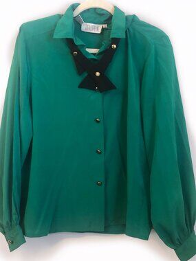 1980'S JOSEPHINE EMERALD GREEN SECRETARY BLOUSE WITH COLLAR ACCENT